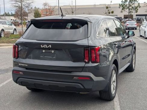 Used 2023 Kia Sorento LX image 3