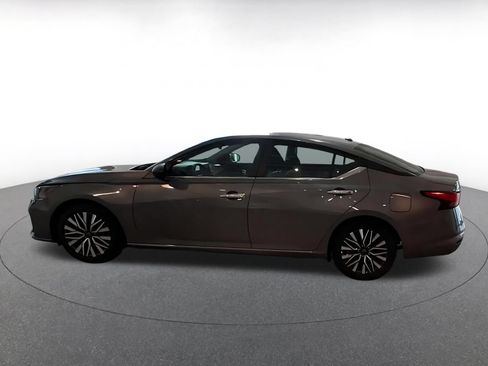 Used 2025 Nissan Altima 2.5 SV FWD image 7