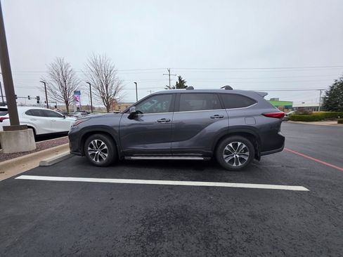 Used 2022 Toyota Highlander XLE image 3