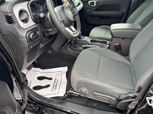 Used 2025 Jeep Wrangler Sahara image 9