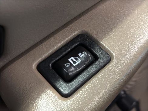 Used 2004 GMC Sierra 1500 4x4 Regular Cab w/ Light Duty Power Package image 12