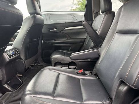 Used 2019 Toyota Highlander XLE AWD/4WD image 11