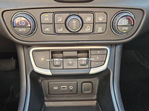 Used 2024 GMC Terrain SLE w/ Driver Convenience Package image 10