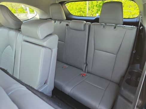 Used 2023 Toyota Highlander XLE AWD/4WD image 19