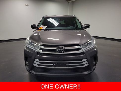 Used 2017 Toyota Highlander XLE image 2