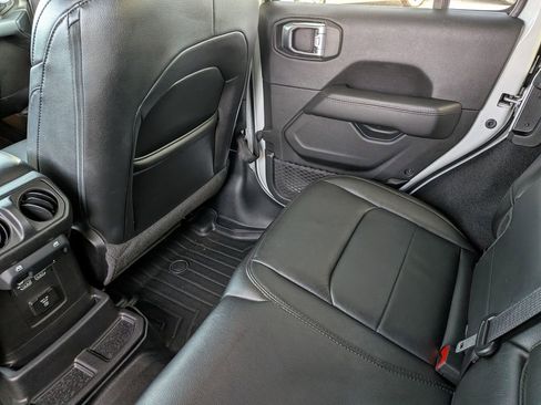 Used 2021 Jeep Wrangler Unlimited Sahara image 35