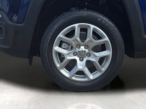 Used 2017 Jeep Renegade Latitude AWD/4WD image 14