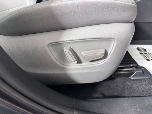 Used 2020 Toyota Highlander XLE AWD/4WD image 11