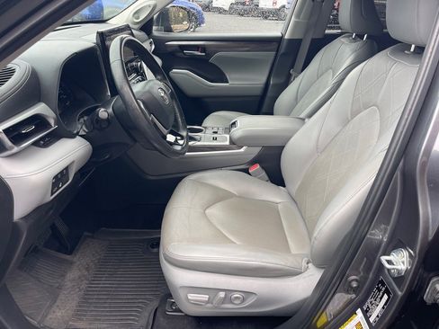 Used 2023 Toyota Highlander Platinum image 10