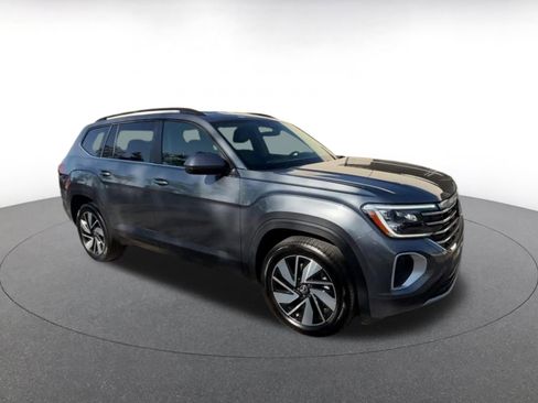 Used 2025 Volkswagen Atlas SE image 2