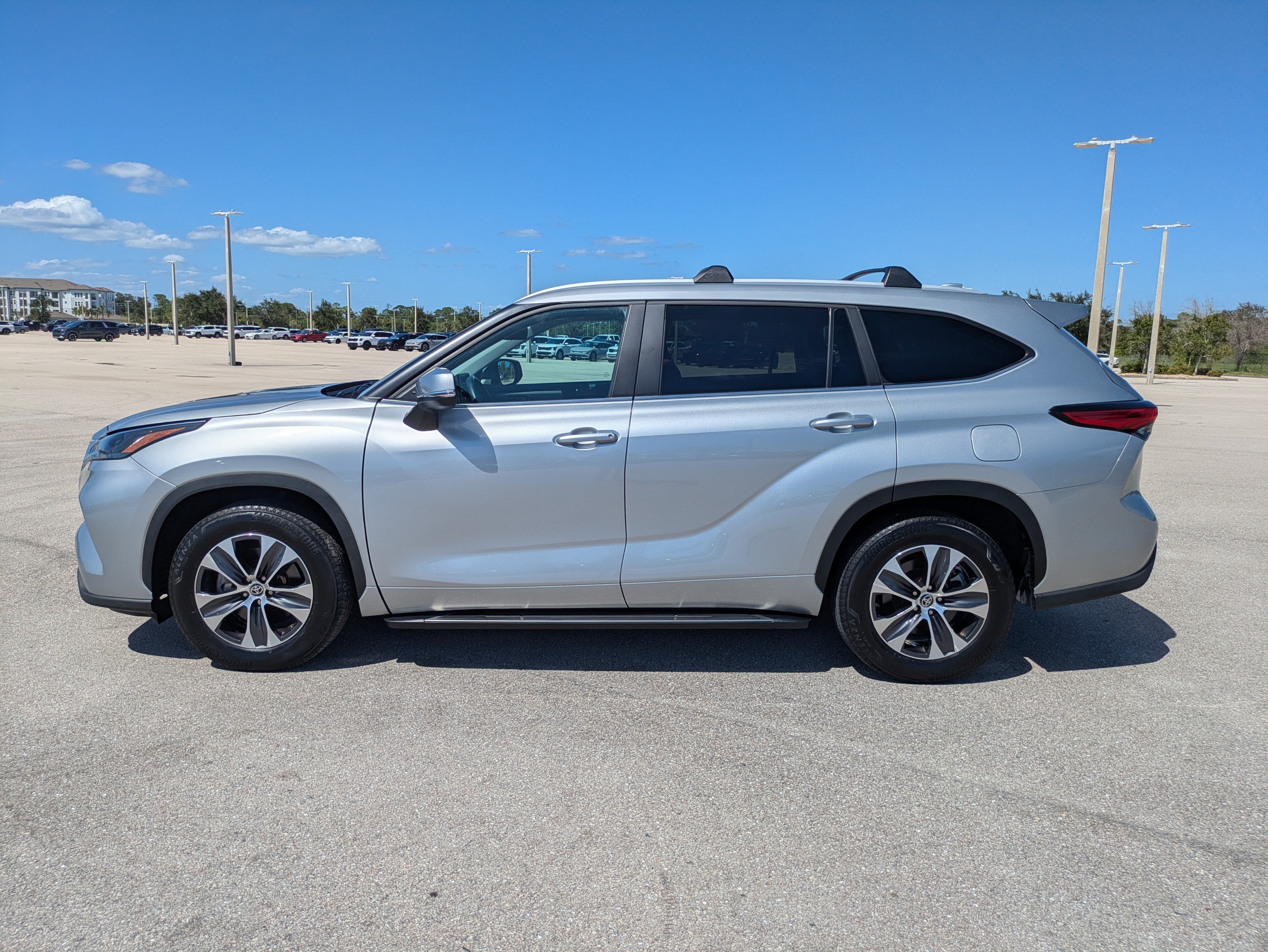 Used 2023 Toyota Highlander XLE FWD image 7