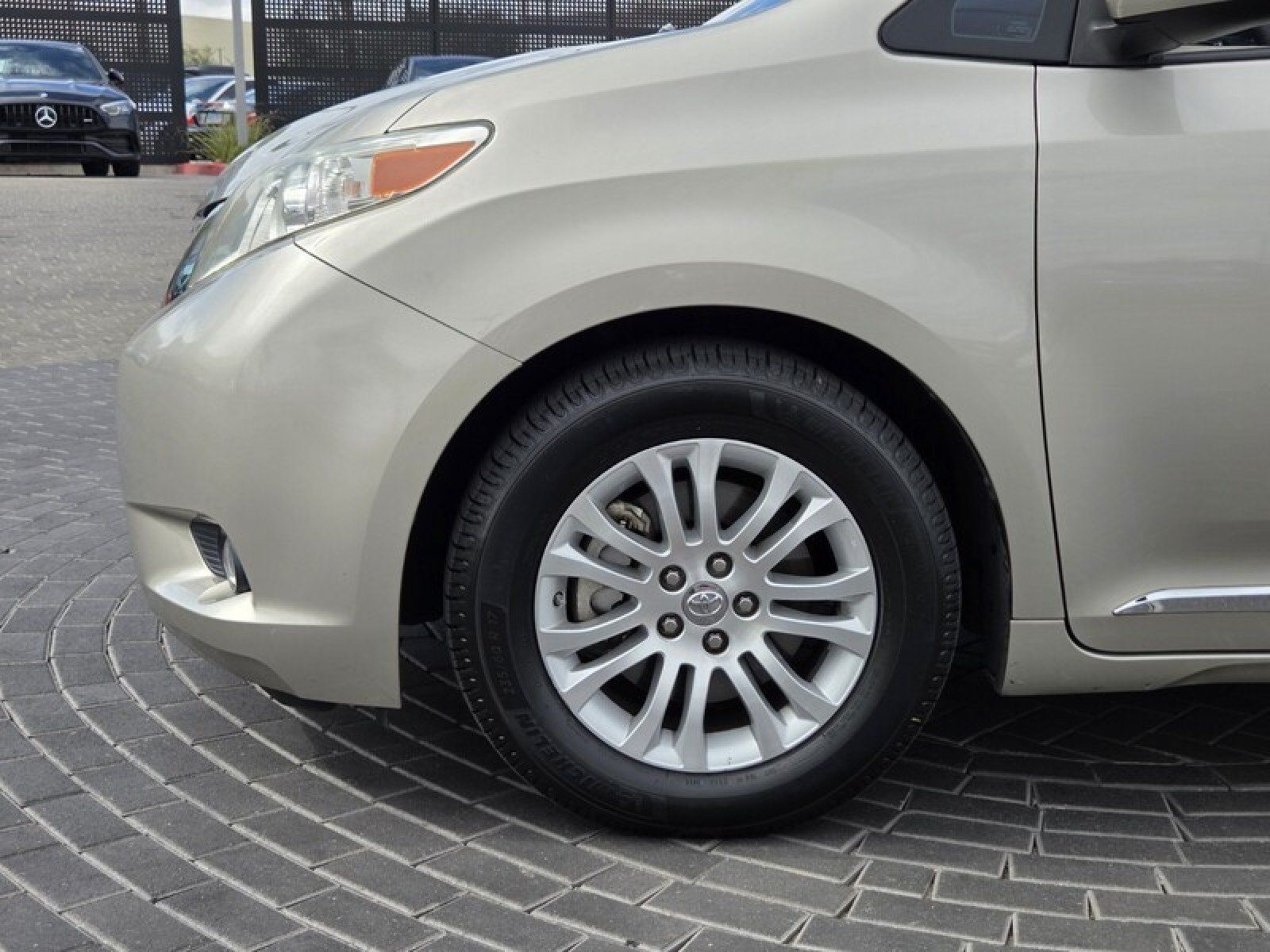 Used 2017 Toyota Sienna XLE Premium FWD image 12