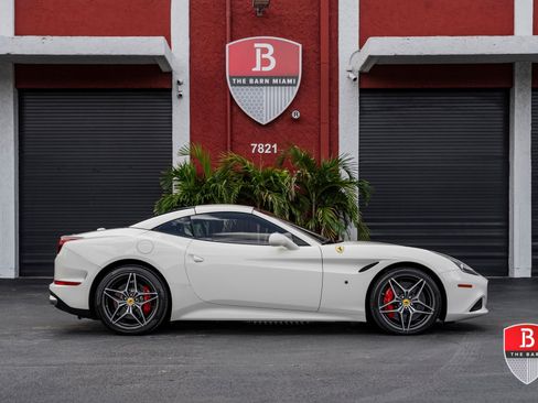 Used 2017 Ferrari California T RWD image 18