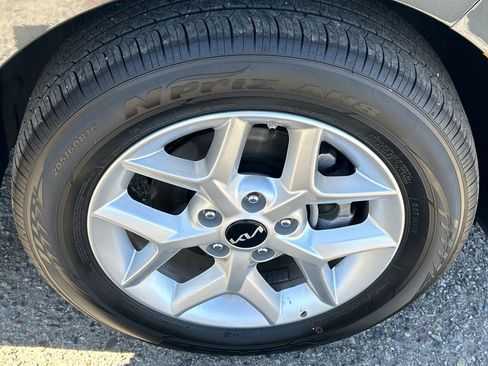 Used 2025 Kia Soul LX image 8