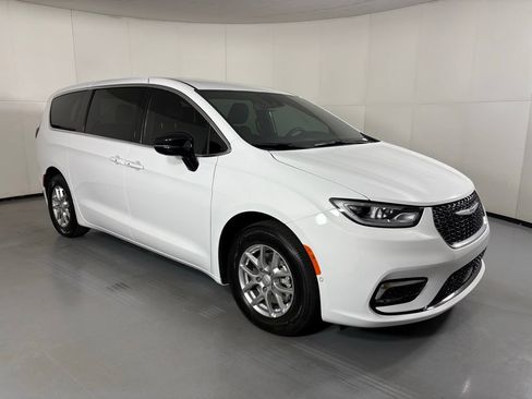 New 2026 Chrysler Pacifica Select FWD image 2