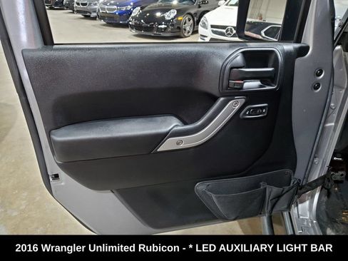 Used 2016 Jeep Wrangler Unlimited Rubicon w/ Connectivity Group AWD/4WD image 8