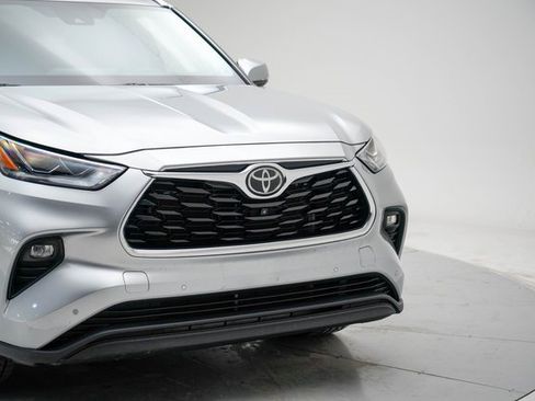 Used 2023 Toyota Highlander Limited image 9