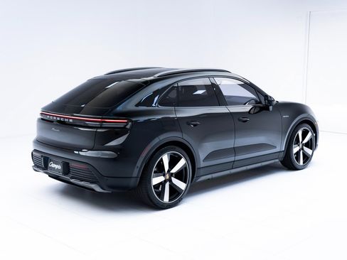 Certified 2025 Porsche Macan Electric RWD image 9