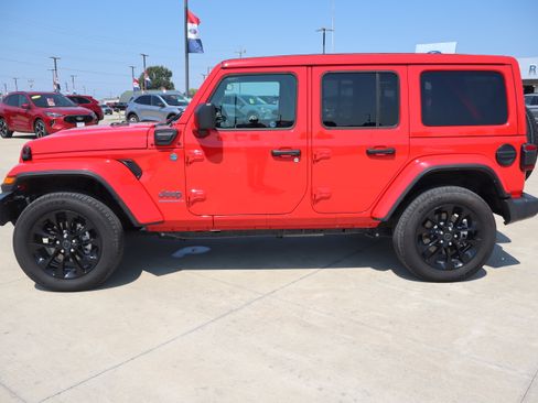 Used 2025 Jeep Wrangler Unlimited Sahara w/ Safety Group AWD/4WD image 8