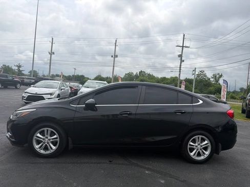 Used 2018 Chevrolet Cruze LT w/ Convenience Package FWD image 4