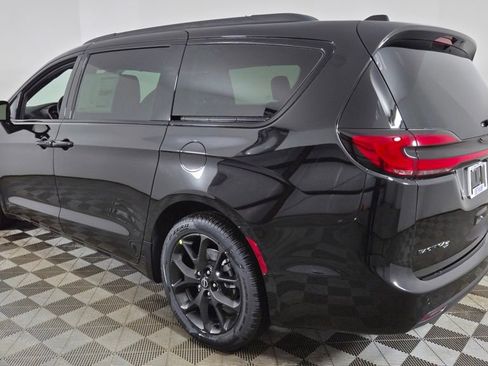 New 2026 Chrysler Pacifica Select image 5