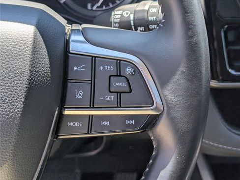 Used 2020 Toyota Highlander XLE AWD/4WD image 25