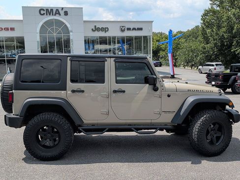 Used 2017 Jeep Wrangler Unlimited Rubicon w/ Connectivity Group AWD/4WD image 10