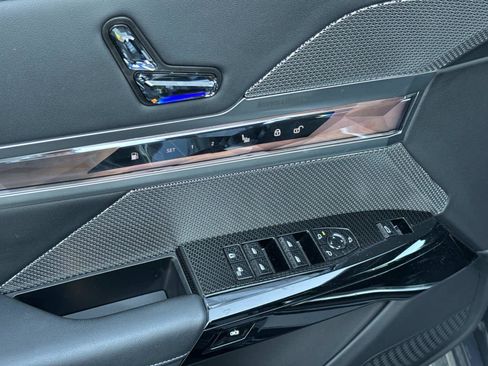 Certified 2025 BMW 750e xDrive w/ Executive Package image 22