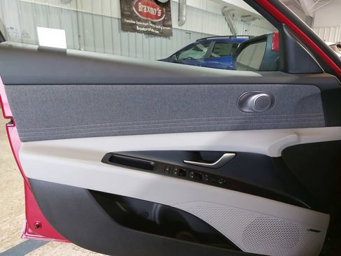 Certified 2025 Hyundai Elantra Limited FWD image 28