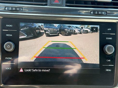 Used 2022 Volkswagen Tiguan SE image 33