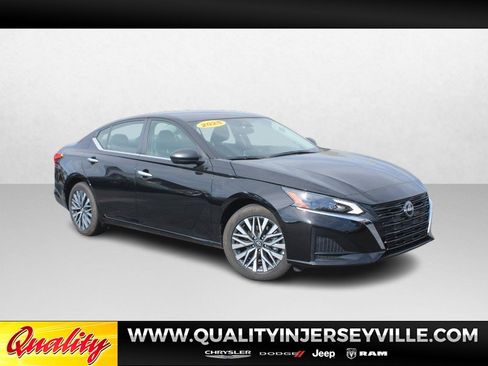 Used 2025 Nissan Altima 2.5 SV image 1
