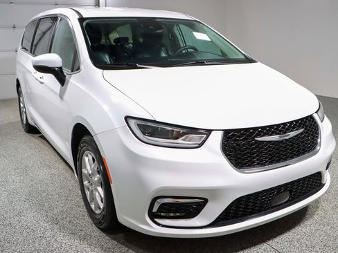 Used 2023 Chrysler Pacifica Touring-L image 5