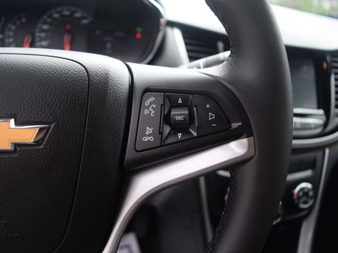 Used 2022 Chevrolet Trax LT w/ Midnight Edition AWD/4WD image 5
