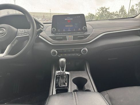 Used 2025 Nissan Altima 2.5 SV FWD image 17