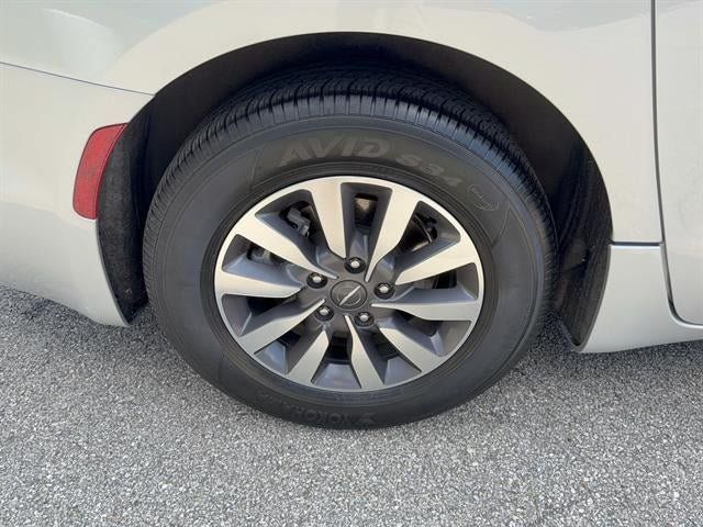 Used 2024 Chrysler Pacifica Limited FWD image 12