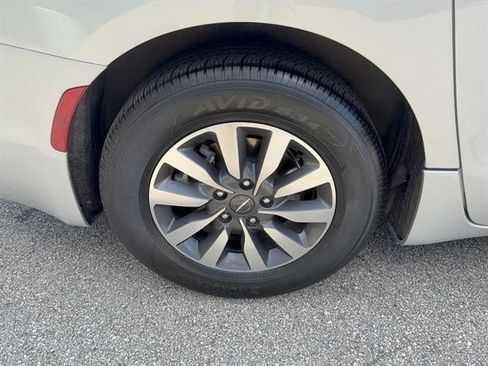 Used 2024 Chrysler Pacifica Limited FWD image 12