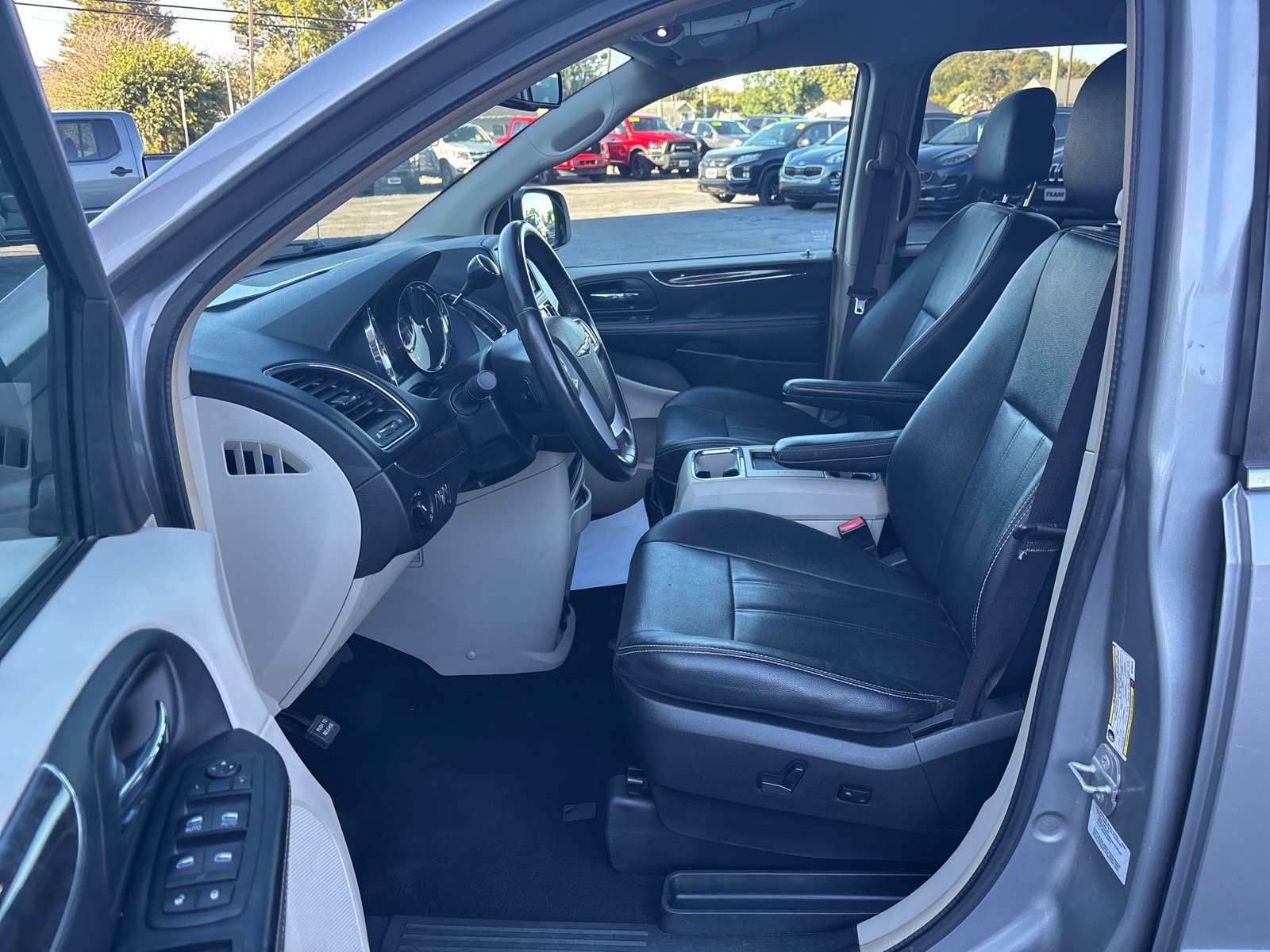 Used 2016 Chrysler Town & Country Touring FWD image 10