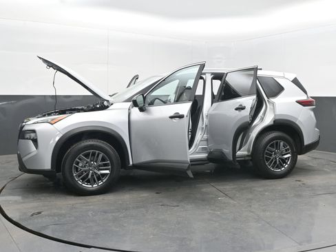 Used 2024 Nissan Rogue S image 43