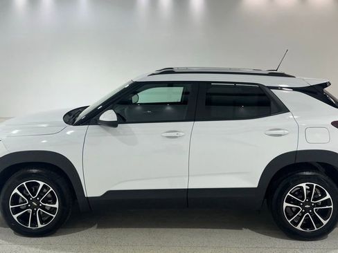 Used 2025 Chevrolet TrailBlazer LT w/ Driver Confidence Package image 2