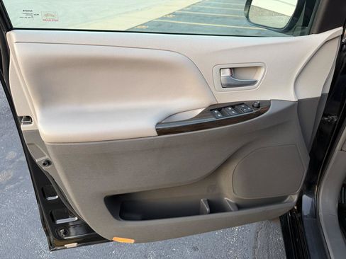 Used 2017 Toyota Sienna XLE w/ XLE Navigation Package FWD image 24