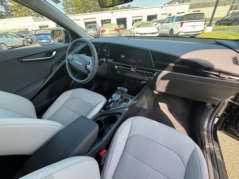 New 2026 Kia Niro EX FWD image 17