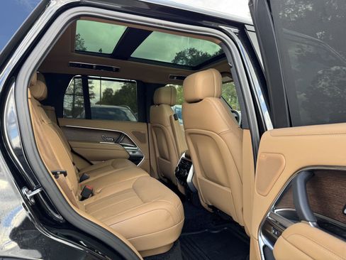 Used 2025 Land Rover Range Rover SE image 28
