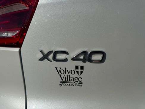 Certified 2025 Volvo XC40 B5 Core image 8
