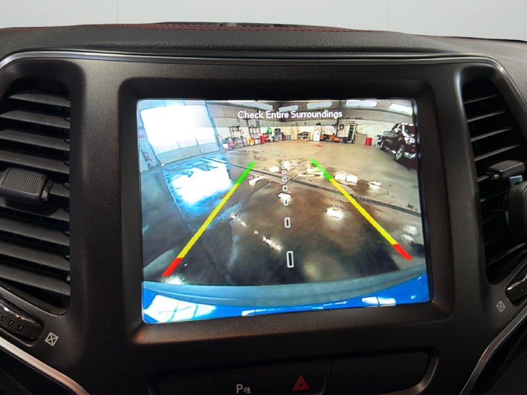 Used 2020 Jeep Cherokee Trailhawk w/ Comfort/Convenience Group AWD/4WD image 24