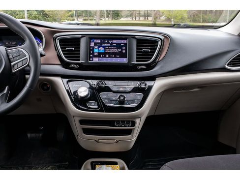 Used 2023 Chrysler Voyager LX image 13