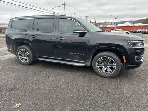 Used 2023 Jeep Wagoneer 4WD w/ Premium Group I image 4