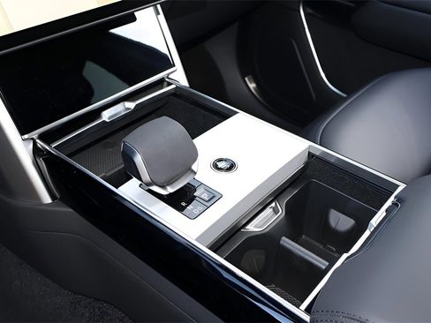 New 2025 Land Rover Range Rover SE image 26