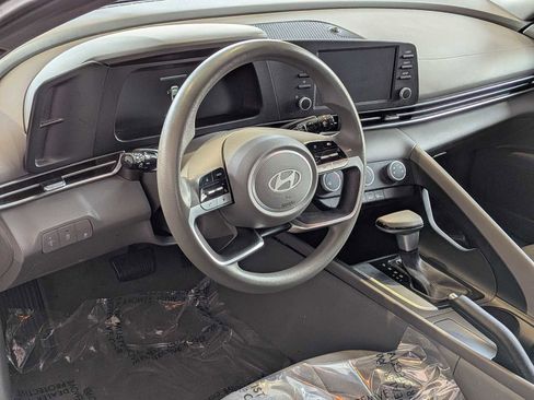 Used 2024 Hyundai Elantra SE image 2