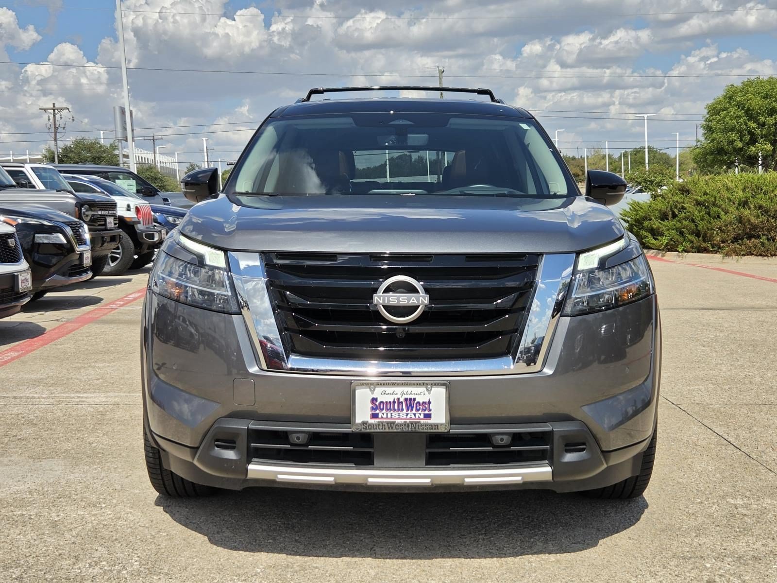 Used 2024 Nissan Pathfinder Platinum FWD image 2