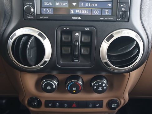 Used 2017 Jeep Wrangler Unlimited Sahara w/ Connectivity Group AWD/4WD image 23